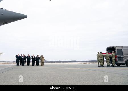 Le président Donald Trump, accompagné du secrétaire d'État Mike Pompeo et du secrétaire à la Défense par intérim Patrick Shanahan, assiste au transfert digne de dépouilles samedi 19 2019 janvier à la base aérienne de Douvres, dans le Delaware de Douvres, pour quatre Américains tués mercredi dans une explosion suicide en Syrie. Banque D'Images