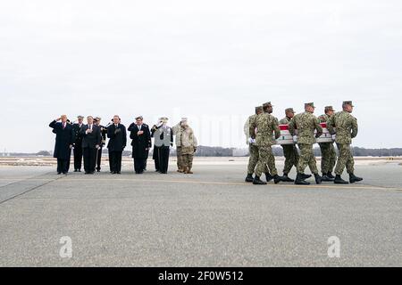 Le président Donald Trump, accompagné du secrétaire d'État Mike Pompeo et du secrétaire à la Défense par intérim Patrick Shanahan, assiste au transfert digne de dépouilles samedi 19 2019 janvier à la base aérienne de Douvres, dans le Delaware de Douvres, pour quatre Américains tués mercredi dans une explosion suicide en Syrie. Banque D'Images