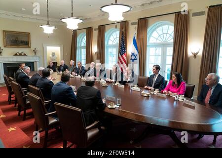 Le président Donald Trump, accompagné du vice-président Mike Pence, participe à une réunion bilatérale élargie avec le Premier ministre israélien Benjamin Netanyahu le lundi 25 2019 mars dans la salle du Cabinet de la Maison Blanche. Banque D'Images