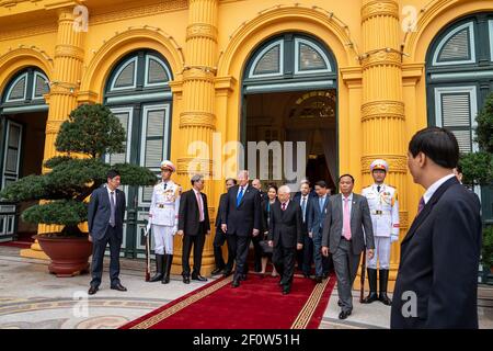 Le président Donald Trump fait ses adieux à Nguyen Phu Trong, secrétaire général du Parti communiste et président de la République socialiste du Vietnam, à la fin de la cérémonie de signature du commerce commercial au Palais présidentiel, le mercredi 27 2019 février à Hanoi. Banque D'Images