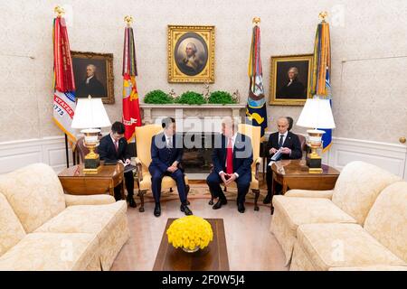 Le président Donald Trump rencontre le Premier ministre japonais Shinzo Abe le vendredi 26 2019 avril dans le bureau ovale de la Maison Blanche. Banque D'Images