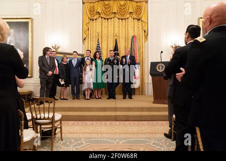 Le président Donald Trump applaudit la Médaille d'honneur au sergent d'état-major de l'armée américaine. David Bellavia et sa famille le mardi 25 2019 juin dans la salle est de la Maison Blanche. Banque D'Images