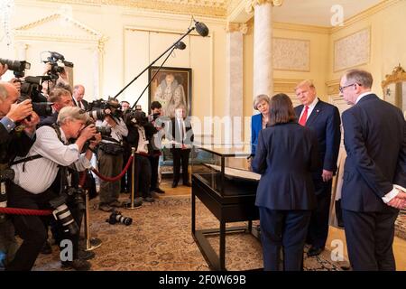 Le président Donald Trump ainsi que la première ministre britannique Theresa May et son mari, M. Philip May, voient une copie affichée de la Déclaration d'indépendance au n° 10 Downing Street, le mardi 4 2019 juin à Londres. Banque D'Images