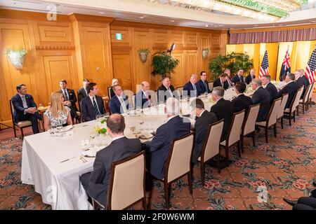 Le président Donald Trump, accompagné de membres de la délégation des États-Unis, rencontre avec le Premier ministre australien Scott Morrison lors d’un dîner de travail à l’Imperial Hotel Osaka le jeudi 27 2019 juin Osaka Japon. Les deux dirigeants sont à Osaka pour assister au sommet du G20 au Japon. Banque D'Images