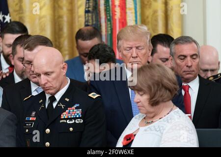 Le président Donald Trump est accompagné sur scène par le sergent d'état-major de l'armée américaine, récipiendaire de la Médaille d'honneur. David Bellavia et sa famille, ainsi que ses copains de bataille et les familles Gold Star, se trouvent mardi 25 2019 juin dans la salle est de la Maison Blanche. Banque D'Images