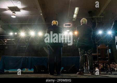 Le président Donald Trump reconnaît les applaudissements de la foule alors qu'il arrive sur scène avec le représentant américain Kevin McCarthy R-Calif. Pour s'adresser aux parties prenantes rurales sur l'accessibilité de l'eau en Californie mercredi 19 2020 février au JACO Hangar à Bakersville Calif. Banque D'Images