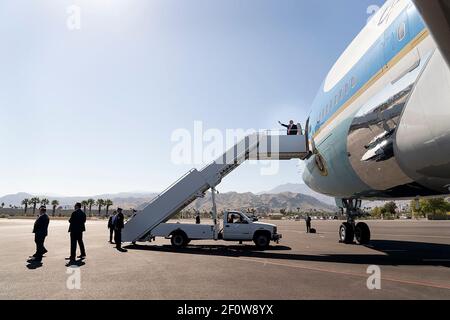 Le président Donald Trump fait des vagues lorsqu'il débarque Air Force One à l'aéroport international de Palm Spring à Palm Springs en Californie, le mercredi 19 2020 février en route pour un événement au parcours de golf de Porcupine Creek à Rancho Mirage Calif Banque D'Images