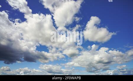 Les nuages blancs sur le ciel bleu Banque D'Images