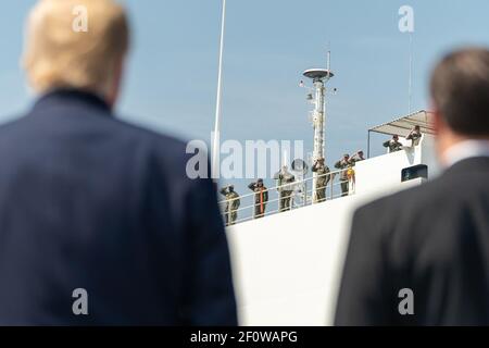 Le président Donald Trump rejoint par le secrétaire à la Défense Mark Esper voit le Comfort de l'USNS le samedi 28 2020 mars alors qu'elle quitte le Naval Air Station Norfolk Pier 8 à Norfolk Virginia et met la voile pour la ville de New York. Banque D'Images