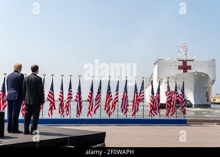 Le président Donald Trump rejoint par le secrétaire à la Défense Mark Esper voit le Comfort de l'USNS le samedi 28 2020 mars alors qu'elle quitte le Naval Air Station Norfolk Pier 8 à Norfolk Virginia et met la voile pour la ville de New York. Banque D'Images