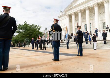 Le vice-président du président Donald Trump, Mike Pence le secrétaire à la Défense, Mark Esper, et le général de l'armée américaine, Omar Jones, participent à la cérémonie de pose de couronnes du Memorial Day à la tombe du soldat inconnu au cimetière national d'Arlington, le lundi 25 2020 mai à Arlington, en Virginie Banque D'Images