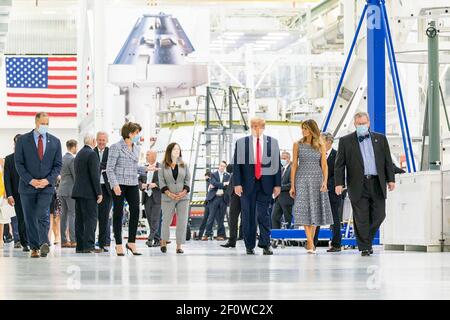 Le président Donald Trump et la première dame Melania Trump rejoints par le vice-président Mike Pence la deuxième dame Karen Pence et les dirigeants de la NASA et de Lockheed Martin participent à une tournée des capsules Orion le mercredi 27 2020 mai au bâtiment de soutien opérationnel du Centre spatial Kennedy à Cape Canaveral Fla Banque D'Images