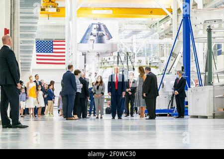 Le président Donald Trump et la première dame Melania Trump rejoints par le vice-président Mike Pence la deuxième dame Karen Pence et les dirigeants de la NASA et de Lockheed Martin participent à une tournée des capsules Orion le mercredi 27 2020 mai au bâtiment de soutien opérationnel du Centre spatial Kennedy à Cape Canaveral Fla Banque D'Images