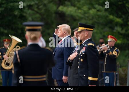 Le vice-président du président Donald Trump, Mike Pence le secrétaire à la Défense, Mark Esper, et le général de l'armée américaine, Omar Jones, participent à la cérémonie de pose de couronnes du Memorial Day à la tombe du soldat inconnu au cimetière national d'Arlington, le lundi 25 2020 mai à Arlington, en Virginie Banque D'Images