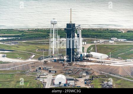 Une vue aérienne du plateau de lancement de l'engin spatial SpaceX Crew Dragon au Kennedy Space Center est vue mercredi 27 2020 mai prise de la Force aérienne One à son arrivée à l'installation d'atterrissage de la navette de la NASA à Orlando Fla Banque D'Images