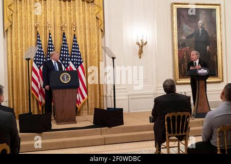 Le Président Donald Trump écoute Sam Vigil parle du meurtre de sa femme Jacqueline Vigil tué en novembre 2019 lors de son discours à l'opération Legend: Lutte contre les crimes violents dans les villes américaines mercredi 22 2020 juillet dans la salle est de la Maison Blanche. Banque D'Images