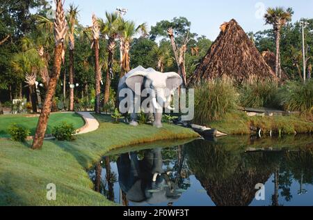 Elephant (avant) - Jungle Golf - Myrtle Beach - Caroline du Sud ca. 1979 Banque D'Images