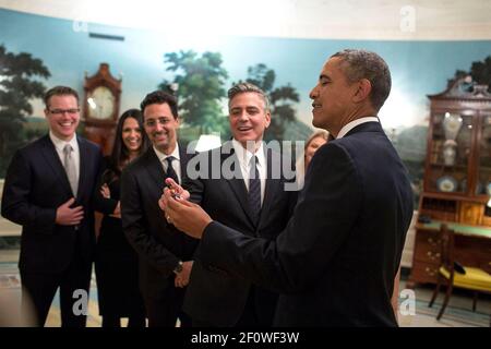 Le président Barack Obama plaisanteries avec des acteurs du film « The Monument Men » dans la salle de réception diplomatique, avant la projection d'un film au Family Theatre of the White House, le 18 février 2014. Matt Damon et son épouse Luciana Damon, Grant Heslov et George Clooney se trouvent de gauche à droite. Banque D'Images