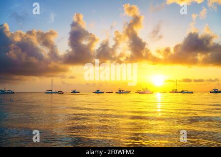 Beau ciel nuageux lever de soleil sur l'océan en République Dominicaine Banque D'Images