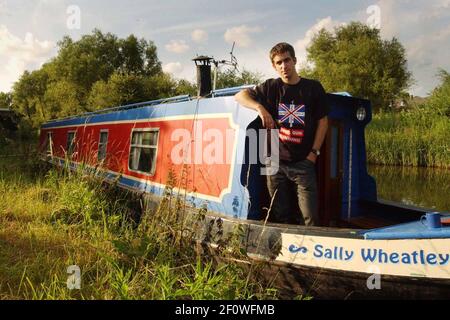 BRENDAN COX SUR SON BATEAU-CANAL NR OXFORD.7/7/03 PILSTON Banque D'Images