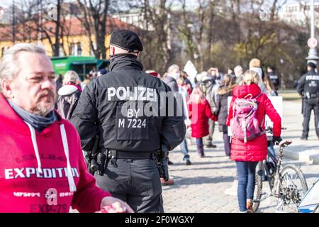 Munich, Bavière, Allemagne. 7 mars 2021. Police de Munich USK commandos surveillant une démo rebelle et théoricien du complot Corona à Munich, Allemagne. Malgré la détente des restrictions anti-Corona, au moins 200 rebelles Corona ont défilé de Koenigsplatz à Munich. Parmi le groupe figuraient des membres connus des marches de Pegida, des théoriciens de la conspiration et des extrémistes de droite. Credit: Sachelle Babbar/ZUMA Wire/Alay Live News Banque D'Images