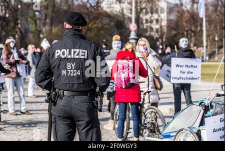 Munich, Bavière, Allemagne. 7 mars 2021. Police de Munich USK commandos surveillant une démo rebelle et théoricien du complot Corona à Munich, Allemagne. Malgré la détente des restrictions anti-Corona, au moins 200 rebelles Corona ont défilé de Koenigsplatz à Munich. Parmi le groupe figuraient des membres connus des marches de Pegida, des théoriciens de la conspiration et des extrémistes de droite. Credit: Sachelle Babbar/ZUMA Wire/Alay Live News Banque D'Images