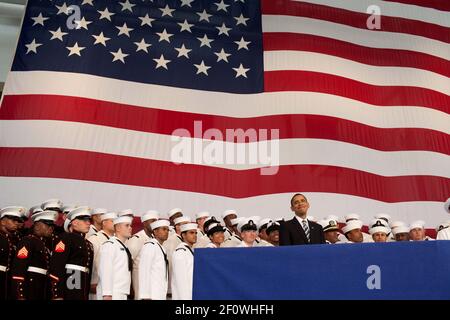 Le président Barack Obama est sur scène avant de faire des remarques aux militaires de la base aérienne navale de Jacksonville, en Floride, le 26 octobre 2009. Banque D'Images