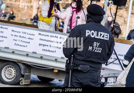 Munich, Bavière, Allemagne. 7 mars 2021. Police de Munich USK commandos surveillant une démo rebelle et théoricien du complot Corona à Munich, Allemagne. Malgré la détente des restrictions anti-Corona, au moins 200 rebelles Corona ont défilé de Koenigsplatz à Munich. Parmi le groupe figuraient des membres connus des marches de Pegida, des théoriciens de la conspiration et des extrémistes de droite. Credit: Sachelle Babbar/ZUMA Wire/Alay Live News Banque D'Images