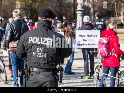 Munich, Bavière, Allemagne. 7 mars 2021. Police de Munich USK commandos surveillant une démo rebelle et théoricien du complot Corona à Munich, Allemagne. Malgré la détente des restrictions anti-Corona, au moins 200 rebelles Corona ont défilé de Koenigsplatz à Munich. Parmi le groupe figuraient des membres connus des marches de Pegida, des théoriciens de la conspiration et des extrémistes de droite. Credit: Sachelle Babbar/ZUMA Wire/Alay Live News Banque D'Images