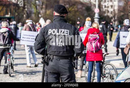 Munich, Bavière, Allemagne. 7 mars 2021. Police de Munich USK commandos surveillant une démo rebelle et théoricien du complot Corona à Munich, Allemagne. Malgré la détente des restrictions anti-Corona, au moins 200 rebelles Corona ont défilé de Koenigsplatz à Munich. Parmi le groupe figuraient des membres connus des marches de Pegida, des théoriciens de la conspiration et des extrémistes de droite. Credit: Sachelle Babbar/ZUMA Wire/Alay Live News Banque D'Images