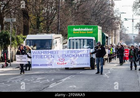 Munich, Bavière, Allemagne. 7 mars 2021. Malgré la détente des restrictions anti-Corona, au moins 200 rebelles Corona ont défilé de Koenigsplatz à Munich. Parmi le groupe figuraient des membres connus des marches de Pegida, des théoriciens de la conspiration et des extrémistes de droite. Credit: Sachelle Babbar/ZUMA Wire/Alay Live News Banque D'Images