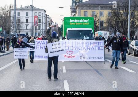 Munich, Bavière, Allemagne. 7 mars 2021. Malgré la détente des restrictions anti-Corona, au moins 200 rebelles Corona ont défilé de Koenigsplatz à Munich. Parmi le groupe figuraient des membres connus des marches de Pegida, des théoriciens de la conspiration et des extrémistes de droite. Credit: Sachelle Babbar/ZUMA Wire/Alay Live News Banque D'Images