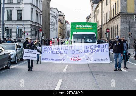 Munich, Bavière, Allemagne. 7 mars 2021. Malgré la détente des restrictions anti-Corona, au moins 200 rebelles Corona ont défilé de Koenigsplatz à Munich. Parmi le groupe figuraient des membres connus des marches de Pegida, des théoriciens de la conspiration et des extrémistes de droite. Credit: Sachelle Babbar/ZUMA Wire/Alay Live News Banque D'Images