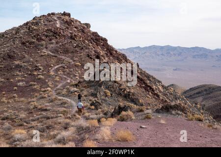 La route de la Vallée de la mort constitue un itinéraire vers le parc national de la Vallée de la mort depuis le côté nord du parc. La plus grande partie est la route de la terre. Banque D'Images