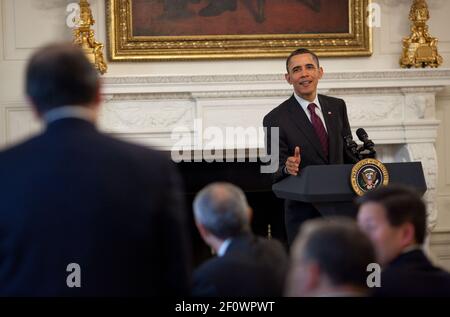 Le président Barack Obama rencontre un groupe d'entreprises, d'application de la loi, de foi et de dirigeants élus actuels et anciens pour discuter de l'immigration, dans la salle à manger de l'État de la Maison Blanche, le 19 avril 2011. Banque D'Images