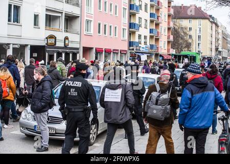 Munich, Bavière, Allemagne. 7 mars 2021. Malgré la détente des restrictions anti-Corona, au moins 200 rebelles Corona ont défilé de Koenigsplatz à Munich. Parmi le groupe figuraient des membres connus des marches de Pegida, des théoriciens de la conspiration et des extrémistes de droite. Credit: Sachelle Babbar/ZUMA Wire/Alay Live News Banque D'Images