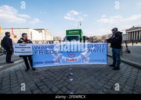 Munich, Bavière, Allemagne. 7 mars 2021. Malgré la détente des restrictions anti-Corona, au moins 200 rebelles Corona ont défilé de Koenigsplatz à Munich. Parmi le groupe figuraient des membres connus des marches de Pegida, des théoriciens de la conspiration et des extrémistes de droite. Credit: Sachelle Babbar/ZUMA Wire/Alay Live News Banque D'Images