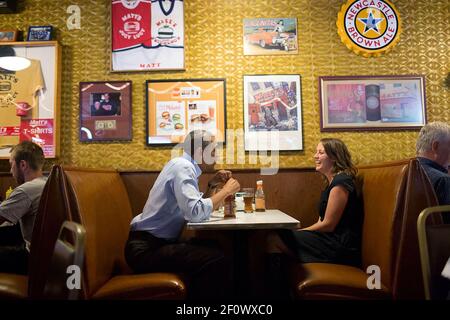 Le président Barack Obama a déjeuner avec Rebecca Erler à Matt's Bar à Minneapolis, au Minnesota, le 26 juin 2014. Erler est un 36-year-old travaillant épouse et mère de deux garçons en âge pré-scolaire qui avait écrit une lettre au président à propos de difficultés économiques. Banque D'Images