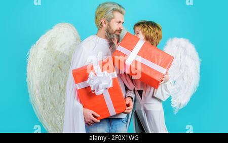 Fête des pères. Le père et le fils Angels avec le présent. Anges de Saint-Valentin avec boîte cadeau. Banque D'Images