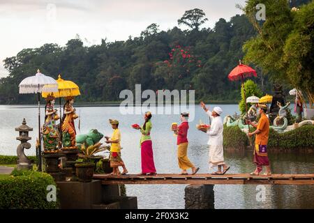 Hindous balinais au temple sacré Pura Ulun Danu Beratan sur les rives du lac Bratan près de Bedugul à Bali, en Indonésie. Banque D'Images