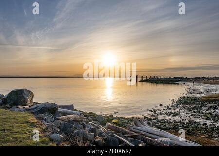 Côte du parc Garry point au coucher du soleil. Richmond, C.-B., Canada. Banque D'Images