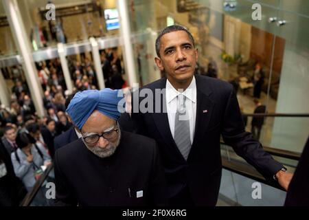 Le président Barack Obama et le premier ministre indien Manmohan Singh font un escalier mécanique pour se rendre à leur réunion bilatérale lors du sommet du G20 à Toronto, au Canada, le dimanche 27 2010 juin. Banque D'Images