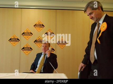 LE LEADER DE LA LIB DEM, CHARLES KENNEDY, APRÈS SA CONFÉRENCE DE PRESSE AU TERRAIN DE CRICKET DE LA ROSERAIE DE SOUTHAMPTON.6/4/05 PILSTON Banque D'Images