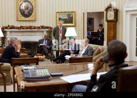 Le président Barack Obama est accompagné de membres de ses équipes de sécurité économique et nationale lors d'un appel téléphonique avec le président Lee Myung-bak de Corée du Sud dans le Bureau ovale, le 1er décembre 2010 Banque D'Images