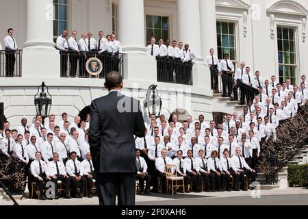 Le président Barack Obama s'adresse aux agents de la Division en uniforme du Service secret des États-Unis avant une photo de groupe au Portico sud de la Maison Blanche, le 4 avril 2011. Banque D'Images