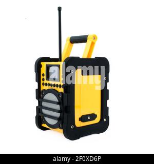 Bush DAB Workman DAB AM-FM portable radio jaune sur blanc arrière-plan Banque D'Images