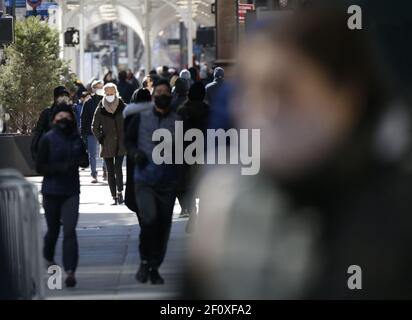 New York, États-Unis. 07e mars 2021. Les piétons marchent sur la Cinquième Avenue à New York le dimanche 7 mars 2021. Photo de John Angelillo/UPI crédit: UPI/Alay Live News Banque D'Images
