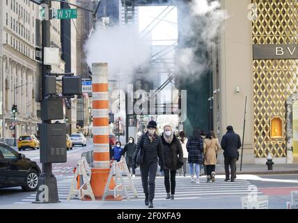 New York, États-Unis. 07e mars 2021. Les piétons marchent sur la Cinquième Avenue à New York le dimanche 7 mars 2021. Photo de John Angelillo/UPI crédit: UPI/Alay Live News Banque D'Images