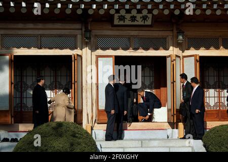 Le président Barack Obama met ses chaussures sur après un déjeuner officiel avec le président sud-coréen Lee Myung-bak à la Maison Bleue à Séoul, Corée du Sud, le 19 novembre 2009. Banque D'Images