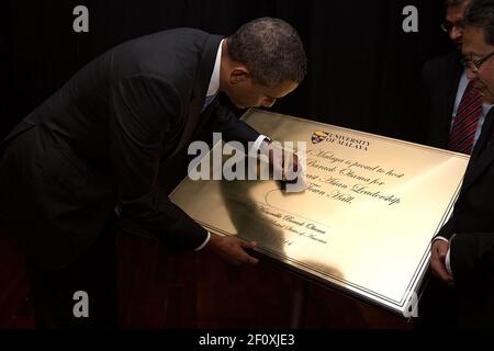 Le président Barack Obama signe une plaque à graver, à l'Université de Malaya à Kuala Lumpur, Malaisie, le 27 avril 2014 Banque D'Images